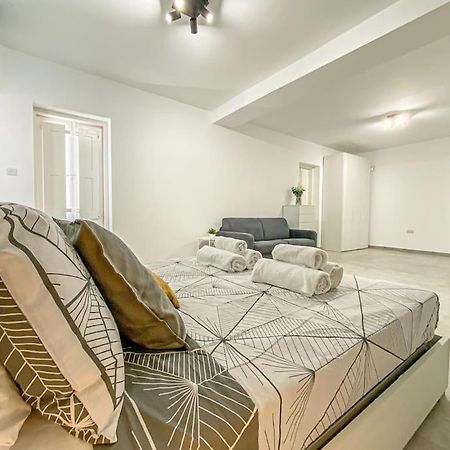 Designer Duplex Penthouse In Floriana Apartment Exterior photo
